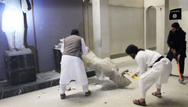 Illustration for article titled ISIS destruye reliquias de 3.000 años de antigüedad en un museo de Irak